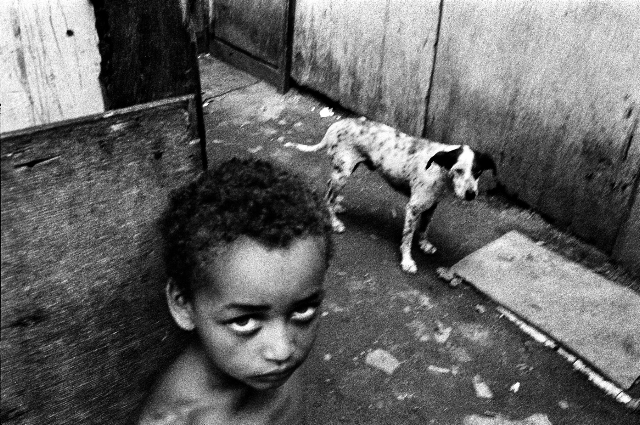 San Paolo, Brasile. 1993 Un bambino di sei anni nella Rua das Lacrimas, una delle strade della favela di Heliopolis.
