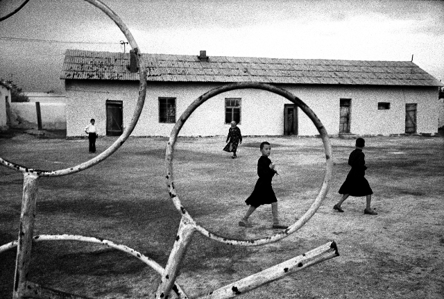 Mare d’Aral, Khodjely City, Uzbekistan. 1997 Nel cortile di una scuola per bambini colpiti da gravi malformazioni. I tassi di mortalità neonatale, infantile e materna in questa regione sono dieci volte più elevati che in Europa.