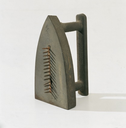 Cadeau, 1974 (replica dell'originale, 1921) ferro da stiro con chiodi, collezione privata, Courtesy Fondazione Marconi, ©Man Ray Trust by SIAE 2014.jpeg