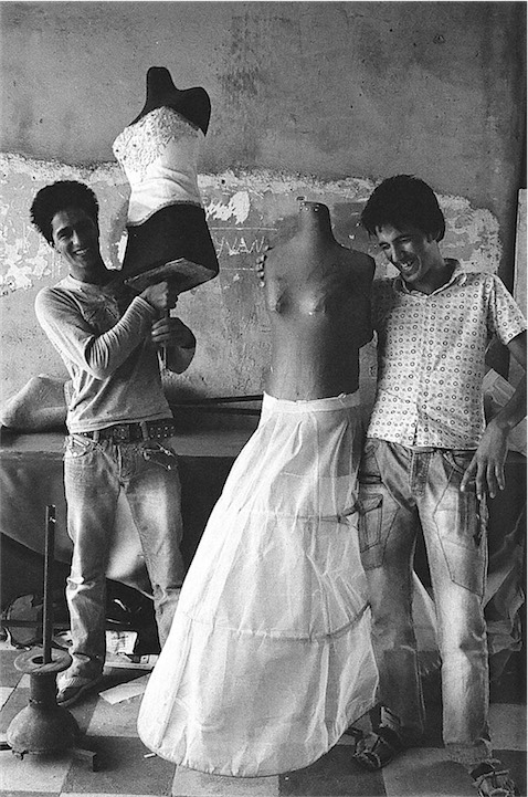 Tahmineh Monzavi (née en 1988) Atelier de confection de robes de mariée, quartier de Mokhberodoleh,Téhéran,2007-2011Epreuve Gelatino-ArgentiqueCollection de l’artiste