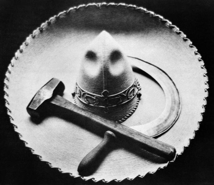 Falce, martello e sombrero, Messico, 1927 Tina Modotti Archivio Fotografico Cinemazero Images, Fondo Tina Modotti